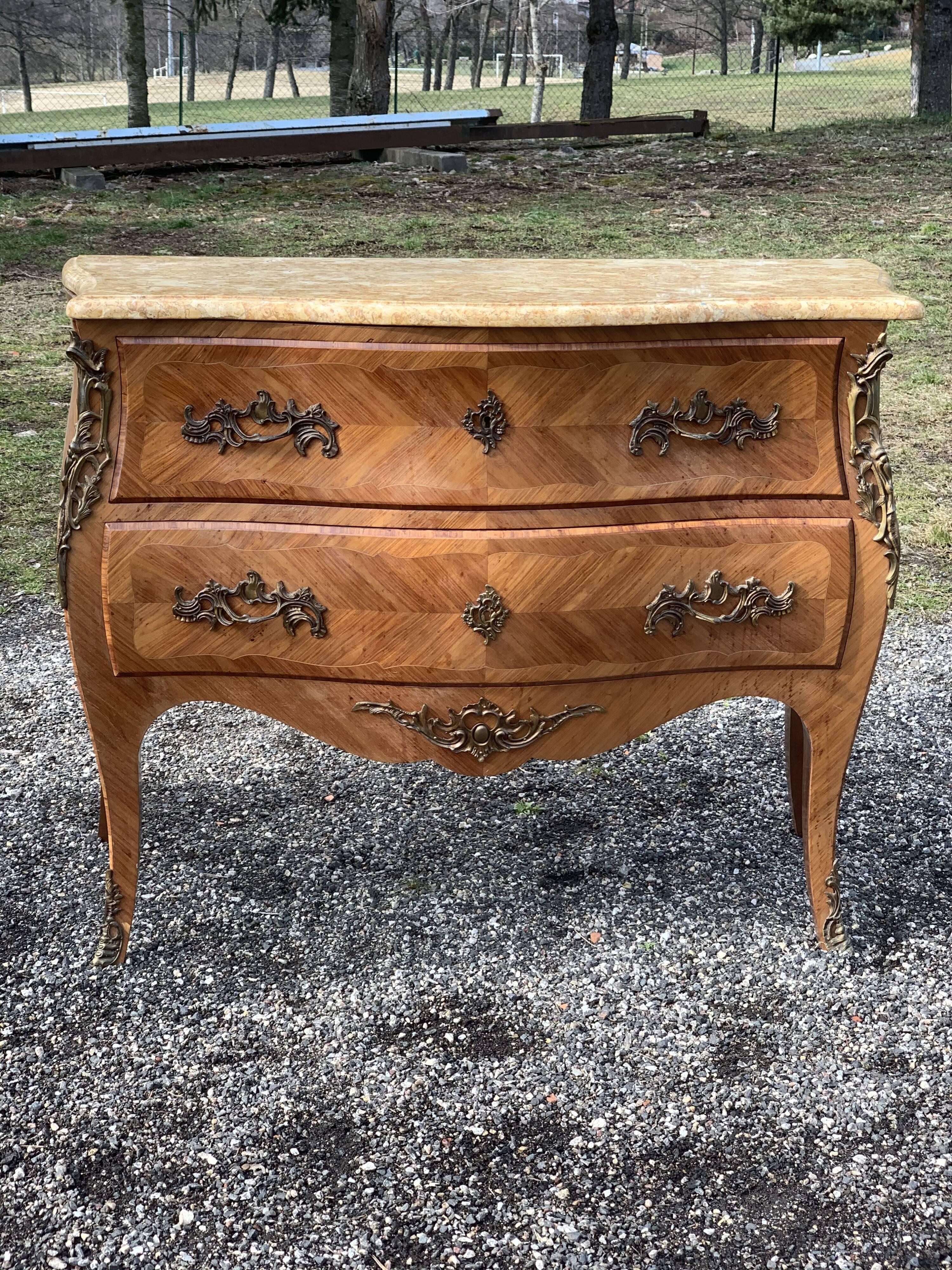 Rosewood chest of drawers