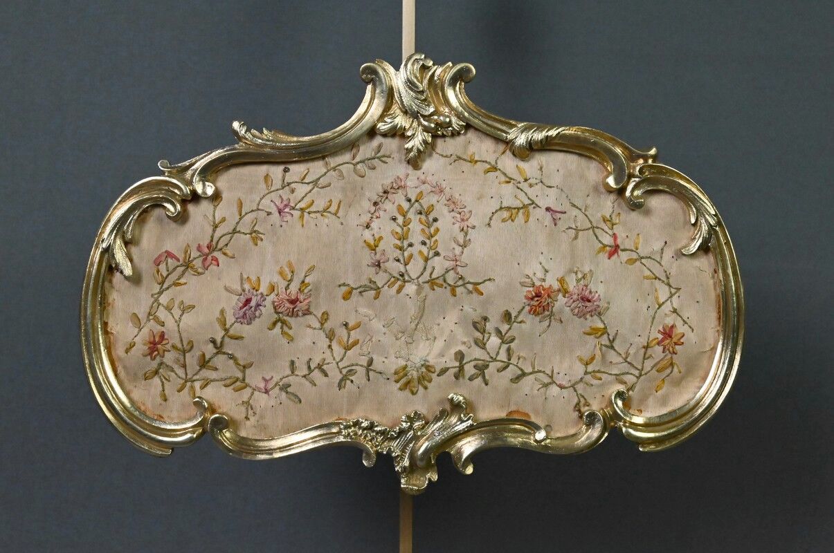 Chandelier with a gilded bronze shade, Louis XV style – Mid 19th century