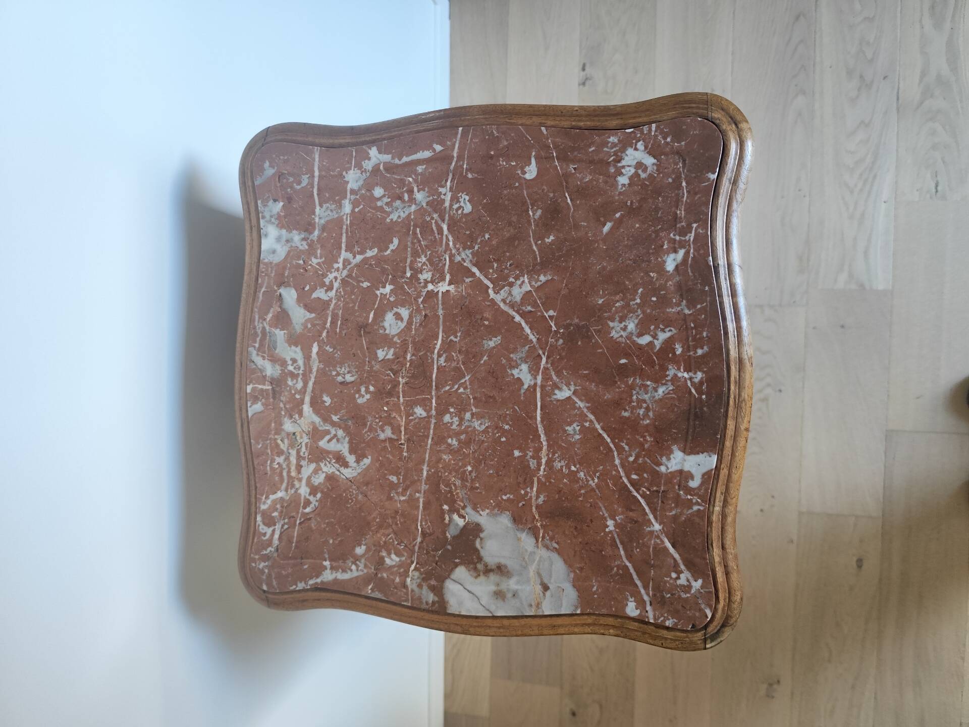 Table de nuit Louis XV avec marbre rouge