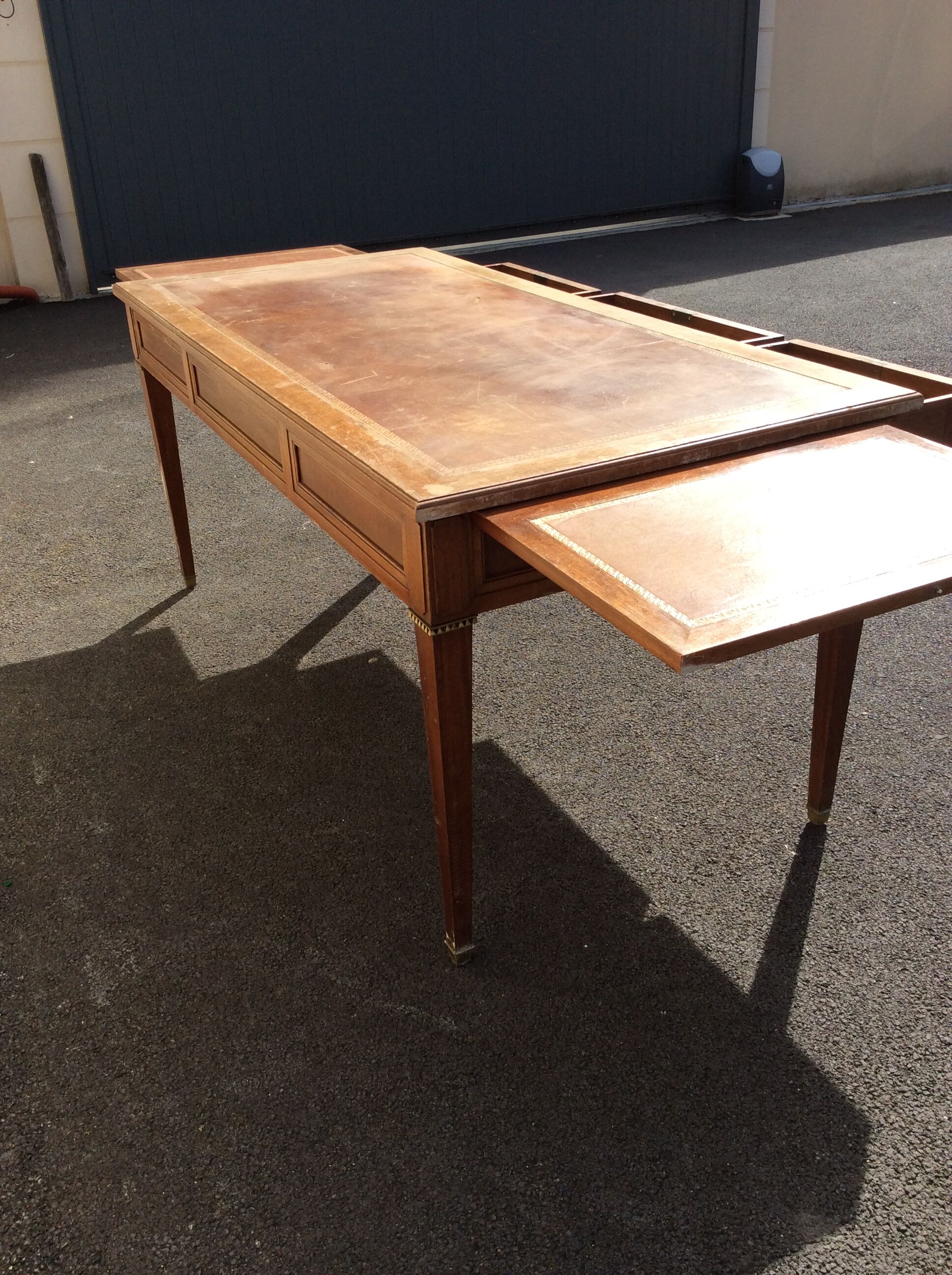 Bureau de style Louis XVl en acajou