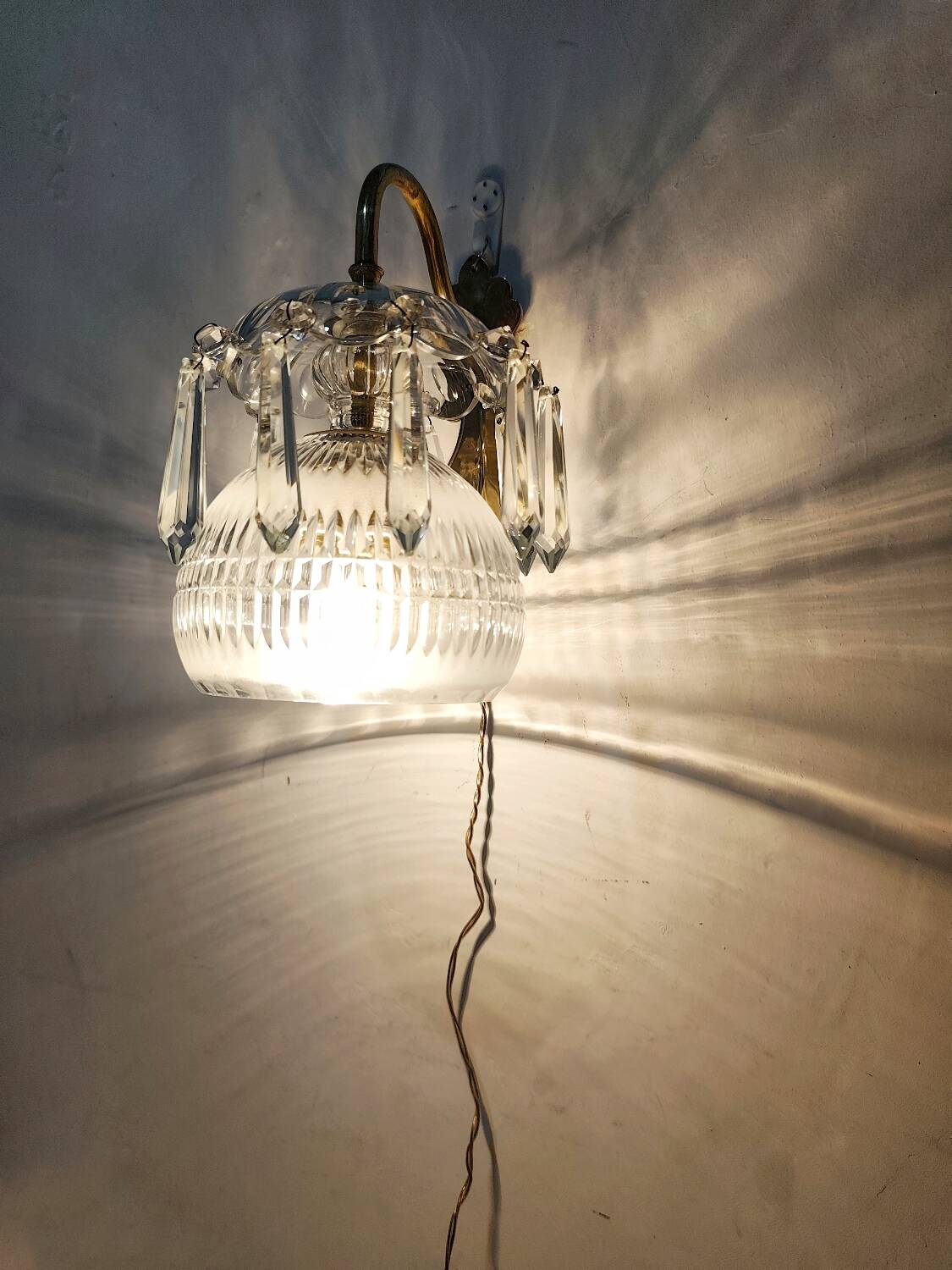Aplique de pared de cristal. España, 1950s.