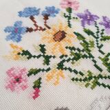 Nappe brodée à la main délicate avec des fleurs, Roumanie