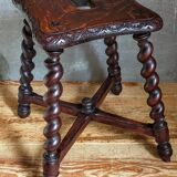 Tabouret ancien en bois massif tourné et sculpté