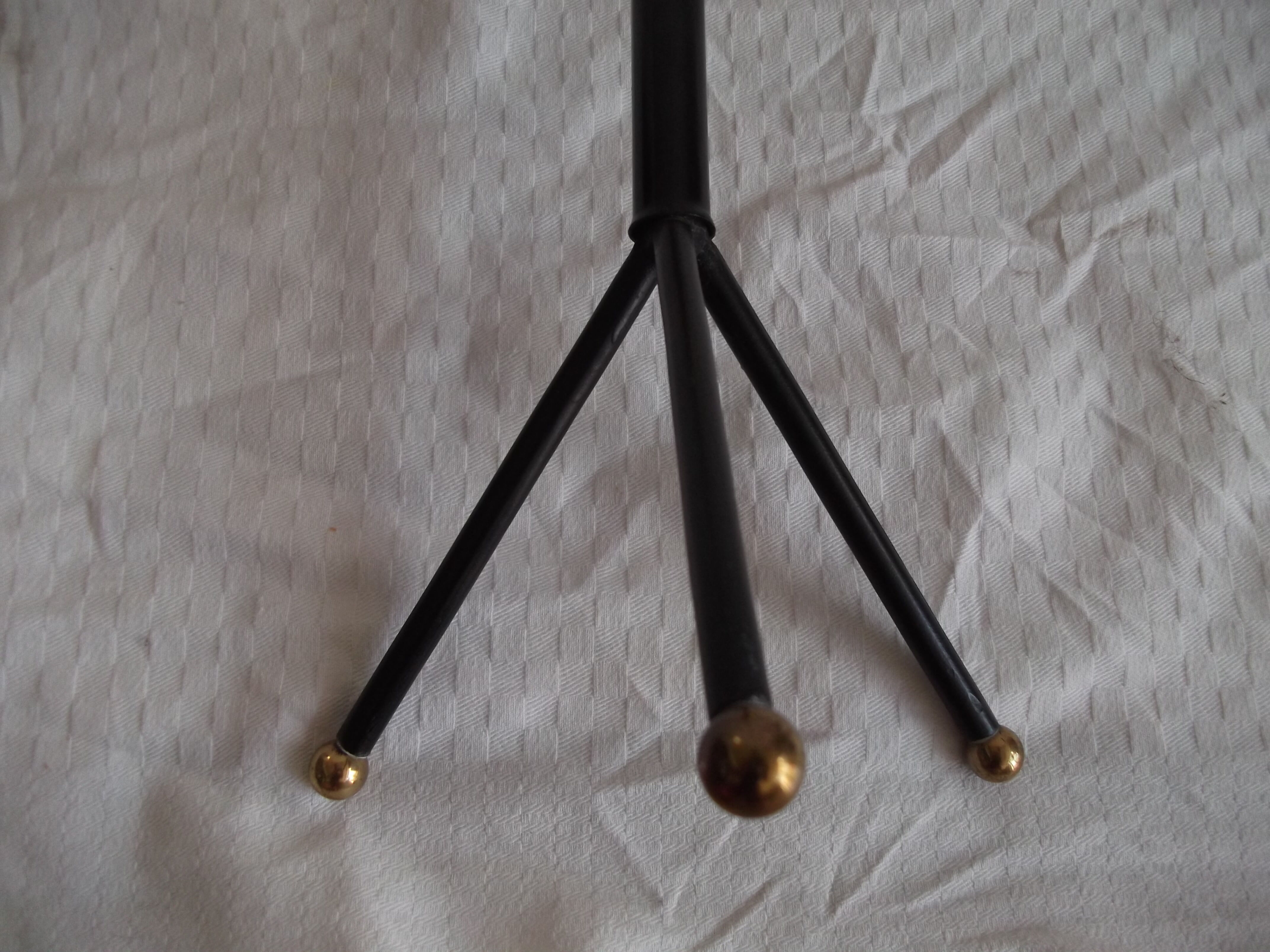 Free-standing ashtray