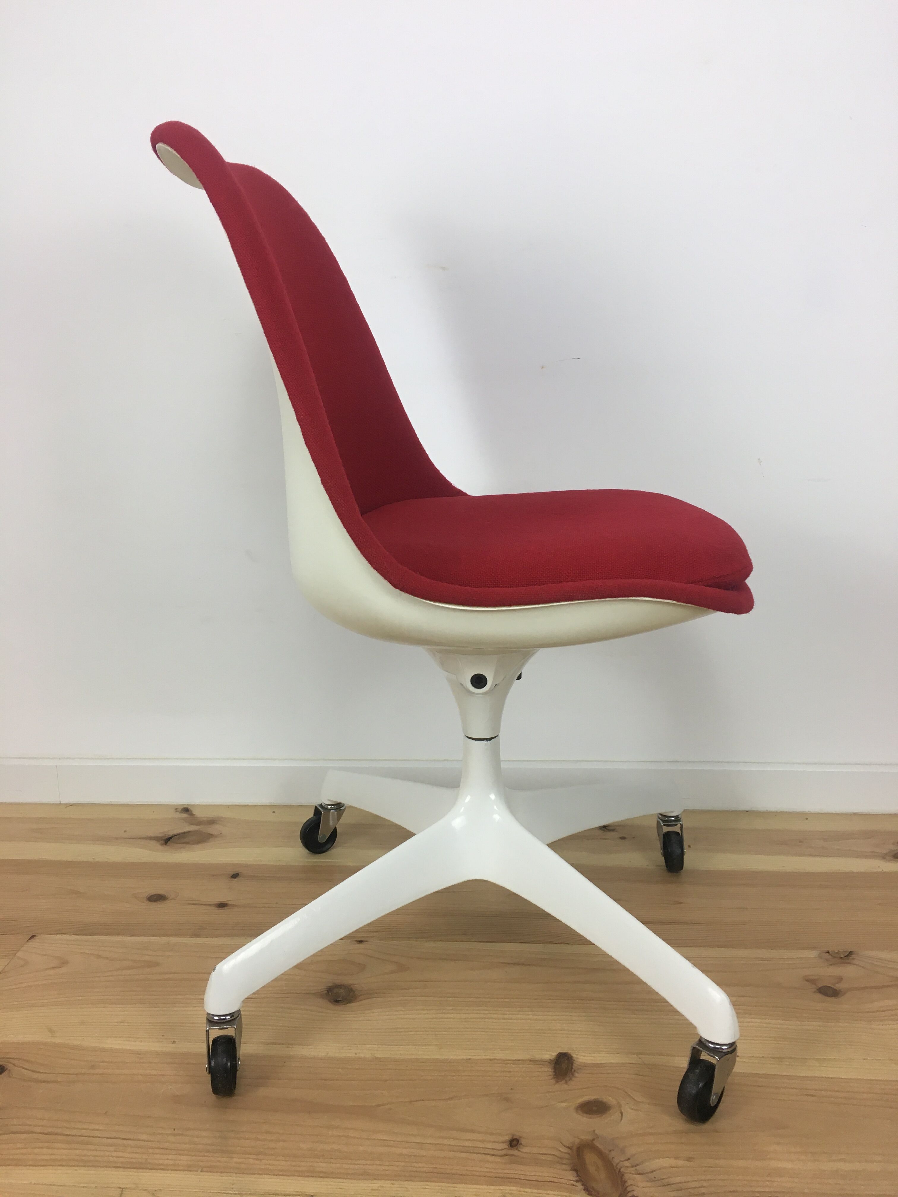 Tulip swivel chair on wheels by Eero Saarinen