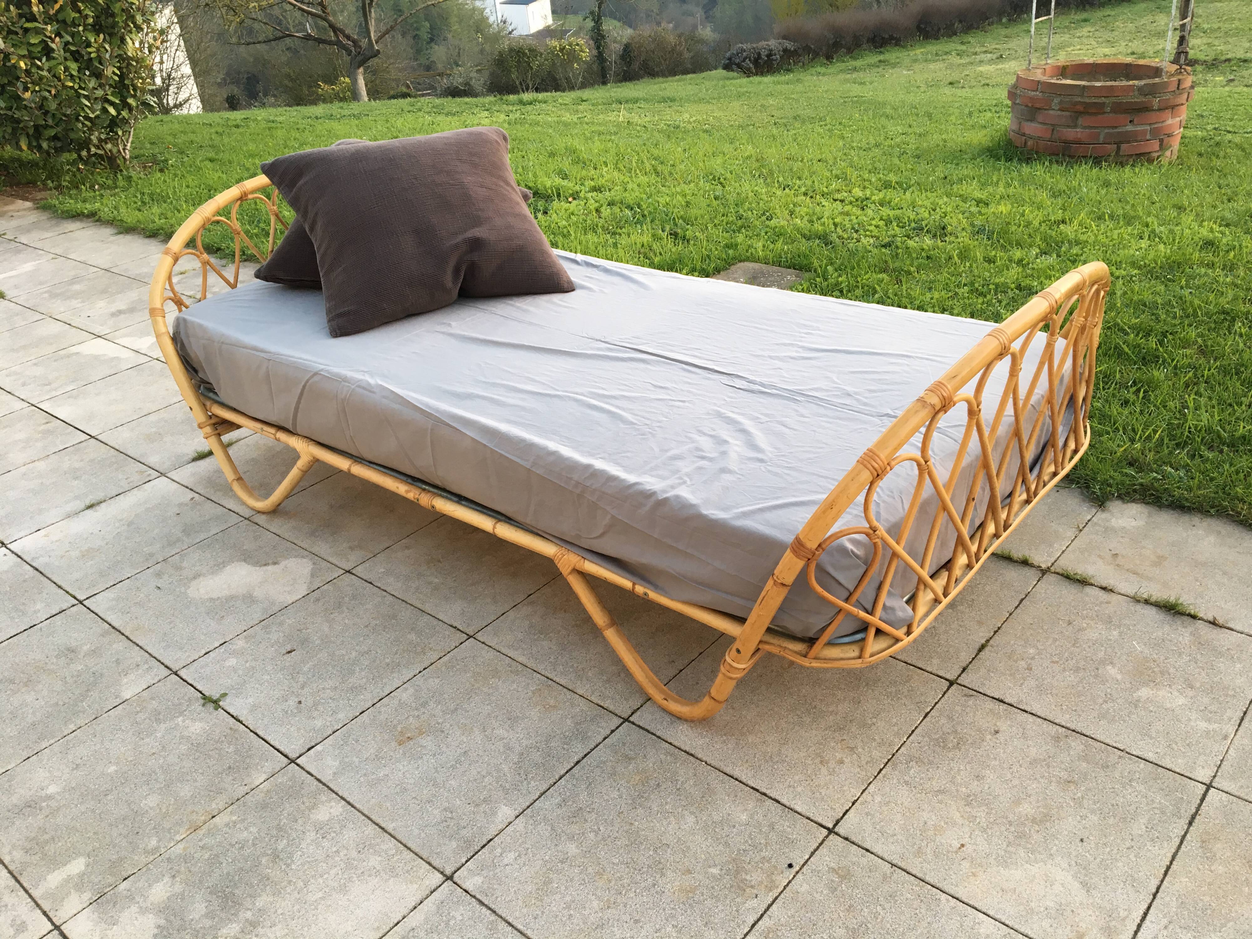 Rattan bed