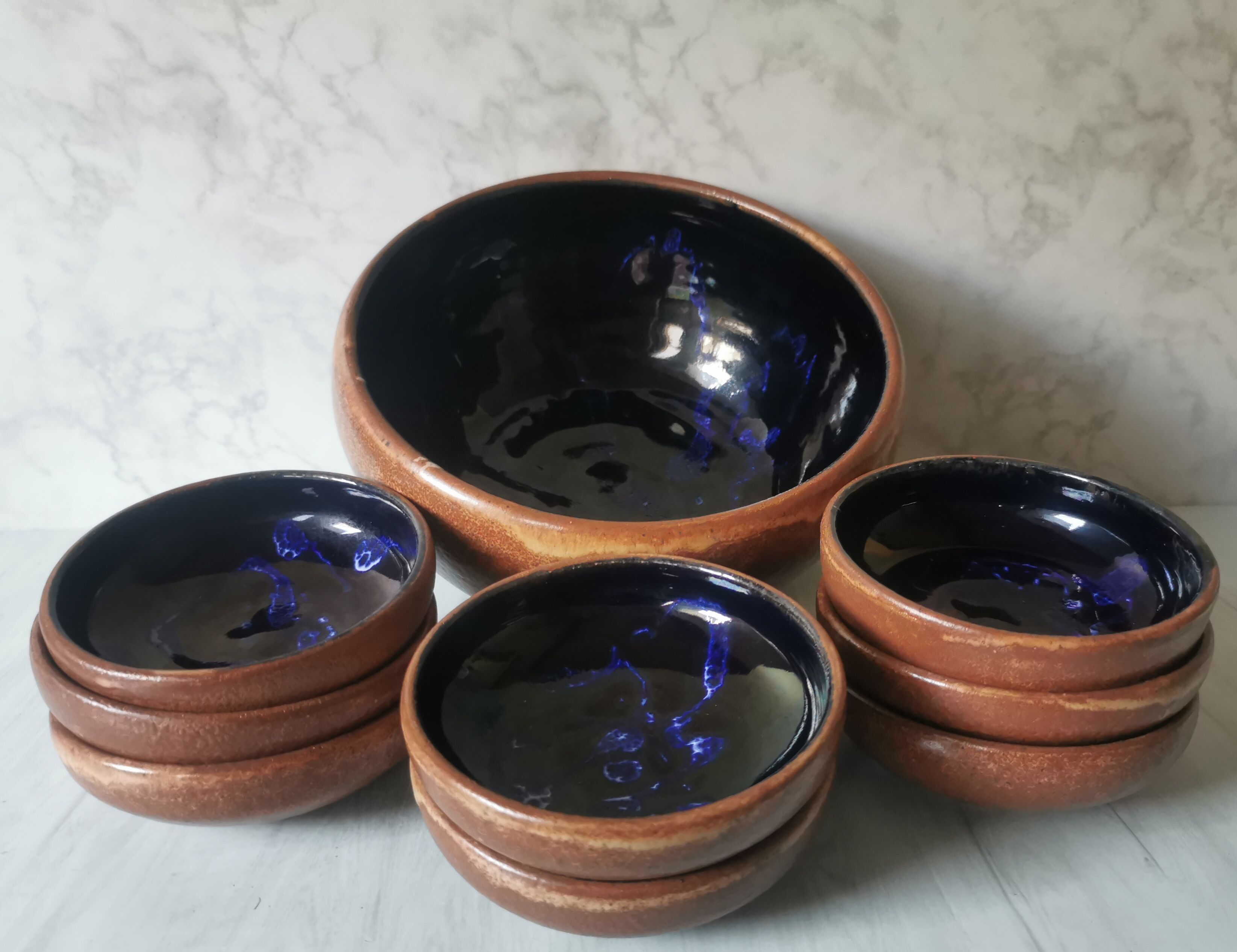 Salad bowl and enamelled sandstone cups