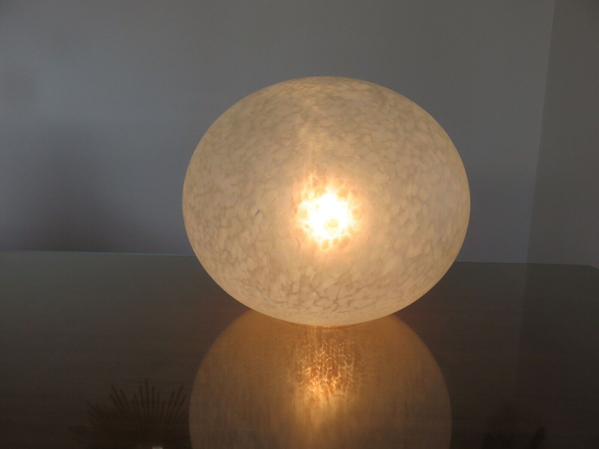 Lampe caillou Italienne en verre moucheté blanc années 80
