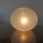 Lampe caillou Italienne en verre moucheté blanc années 80