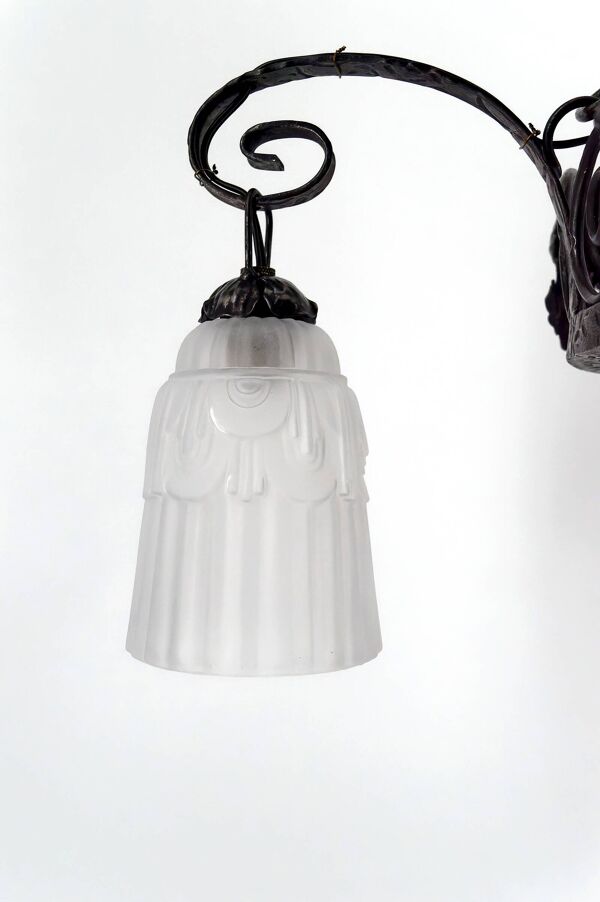 Lustre en fer forgé, tulipes / vasque en verre pressé-moulé, Art Deco, 1930