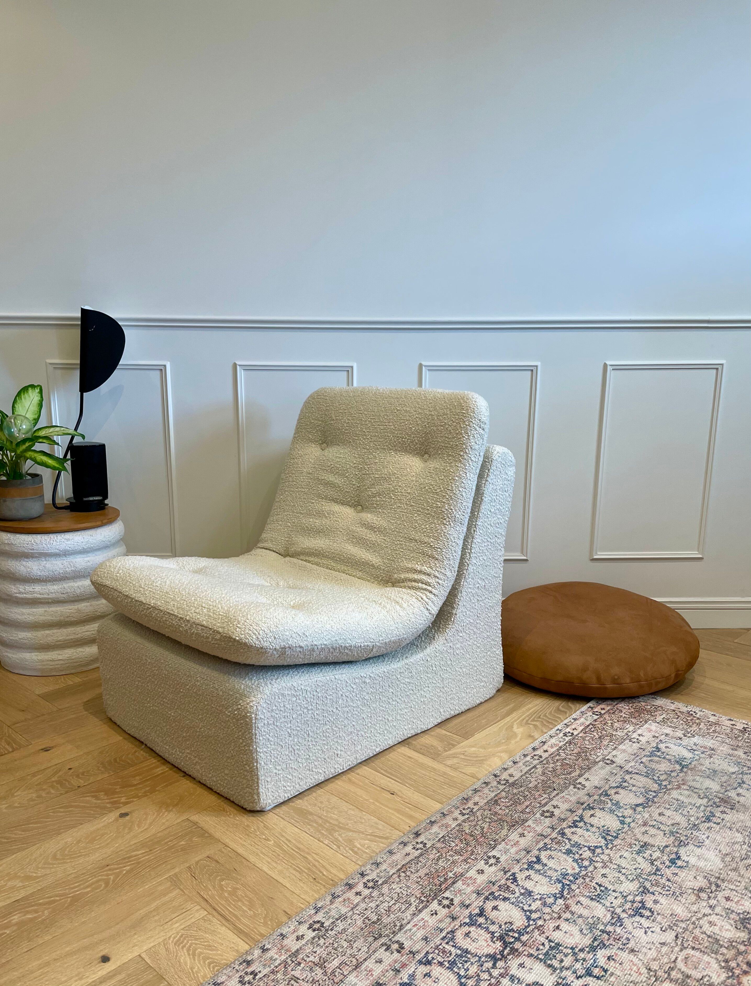 Vintage boucle armchair in ecru – 1970s / cosy design