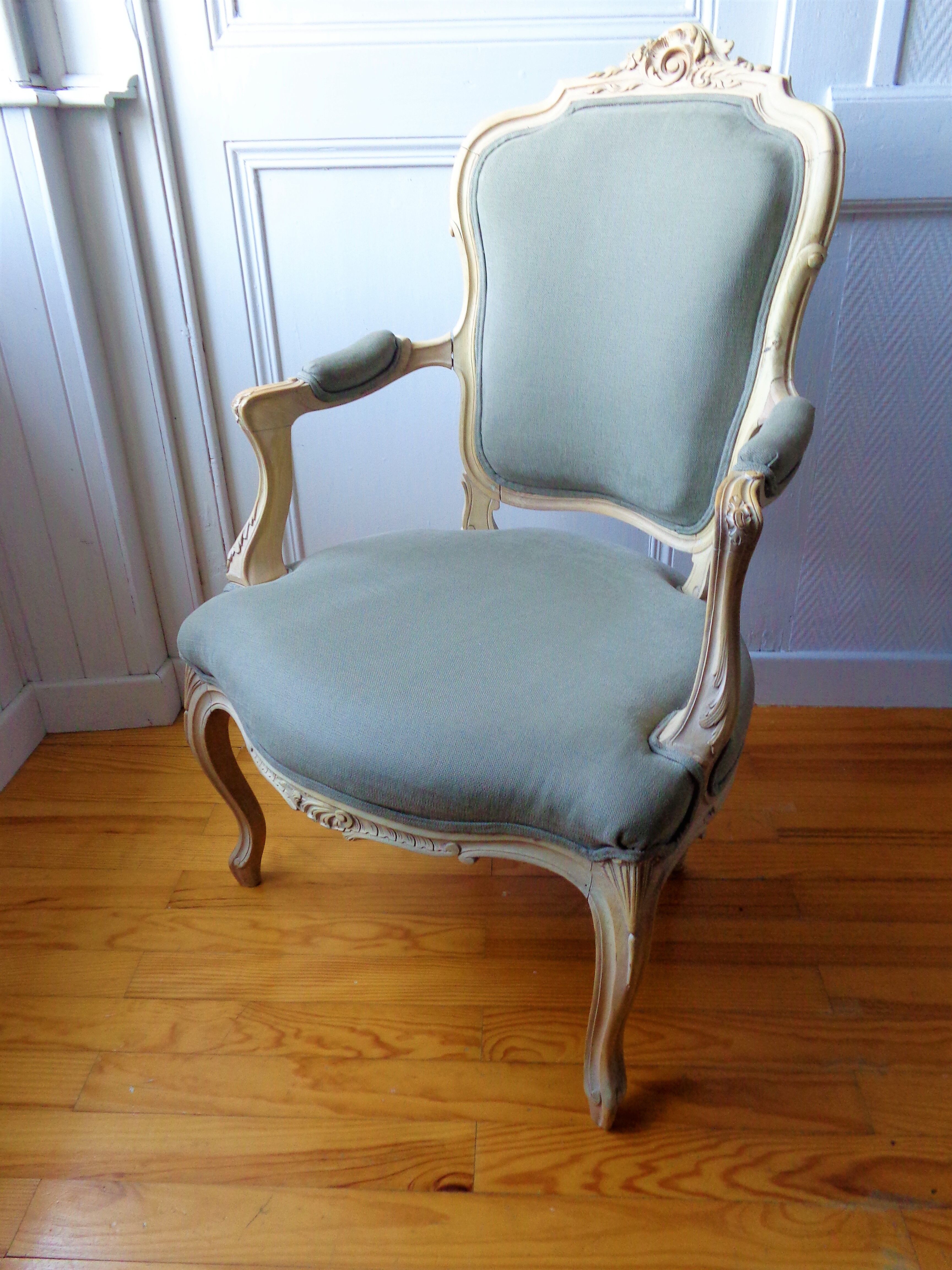 Louis XV-style convertible chair bleached wood