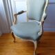 Fauteuil cabriolet de style Louis XV bois blanchi