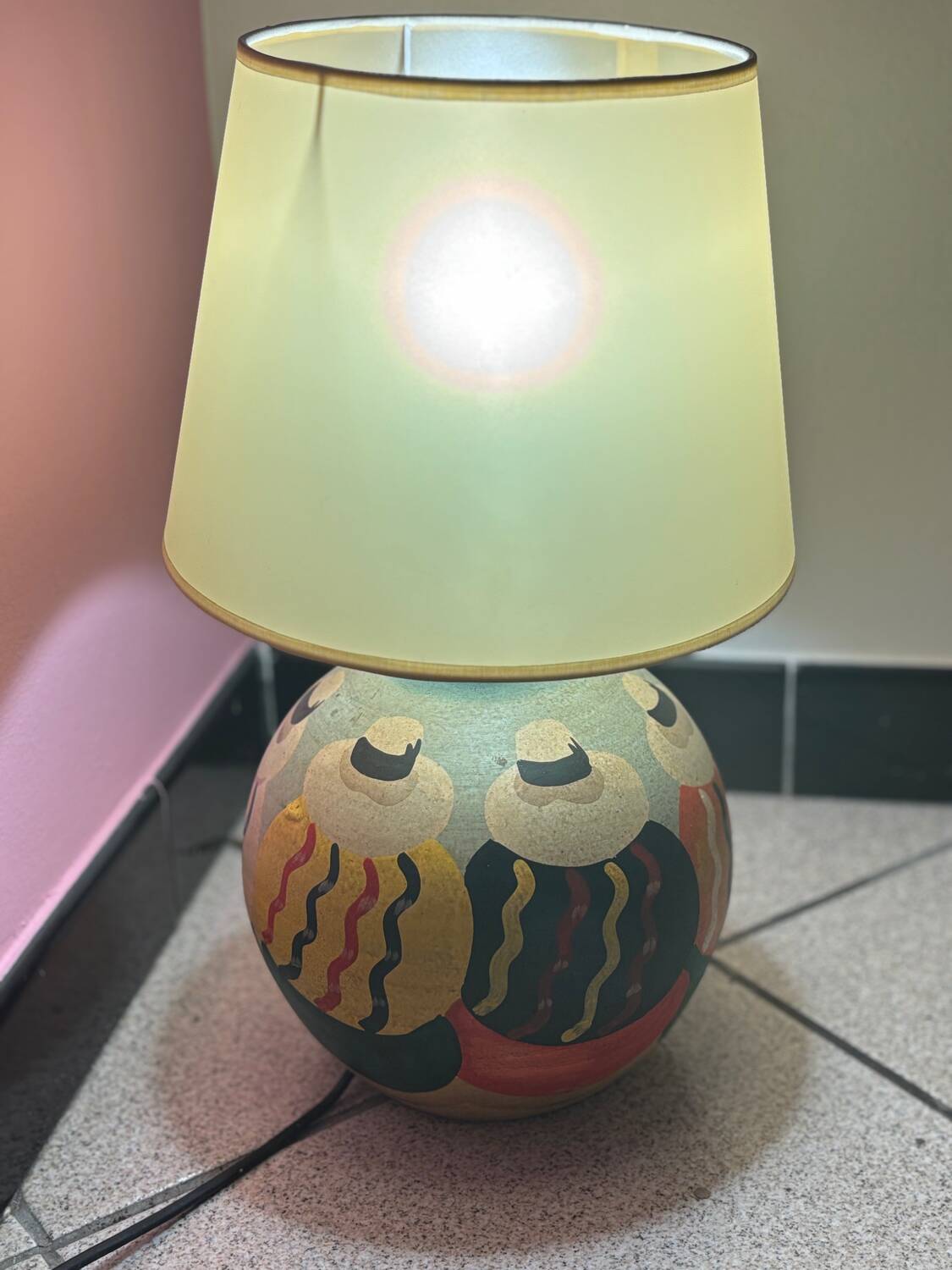 Ceramic table lamp representing women in hats on the sand.