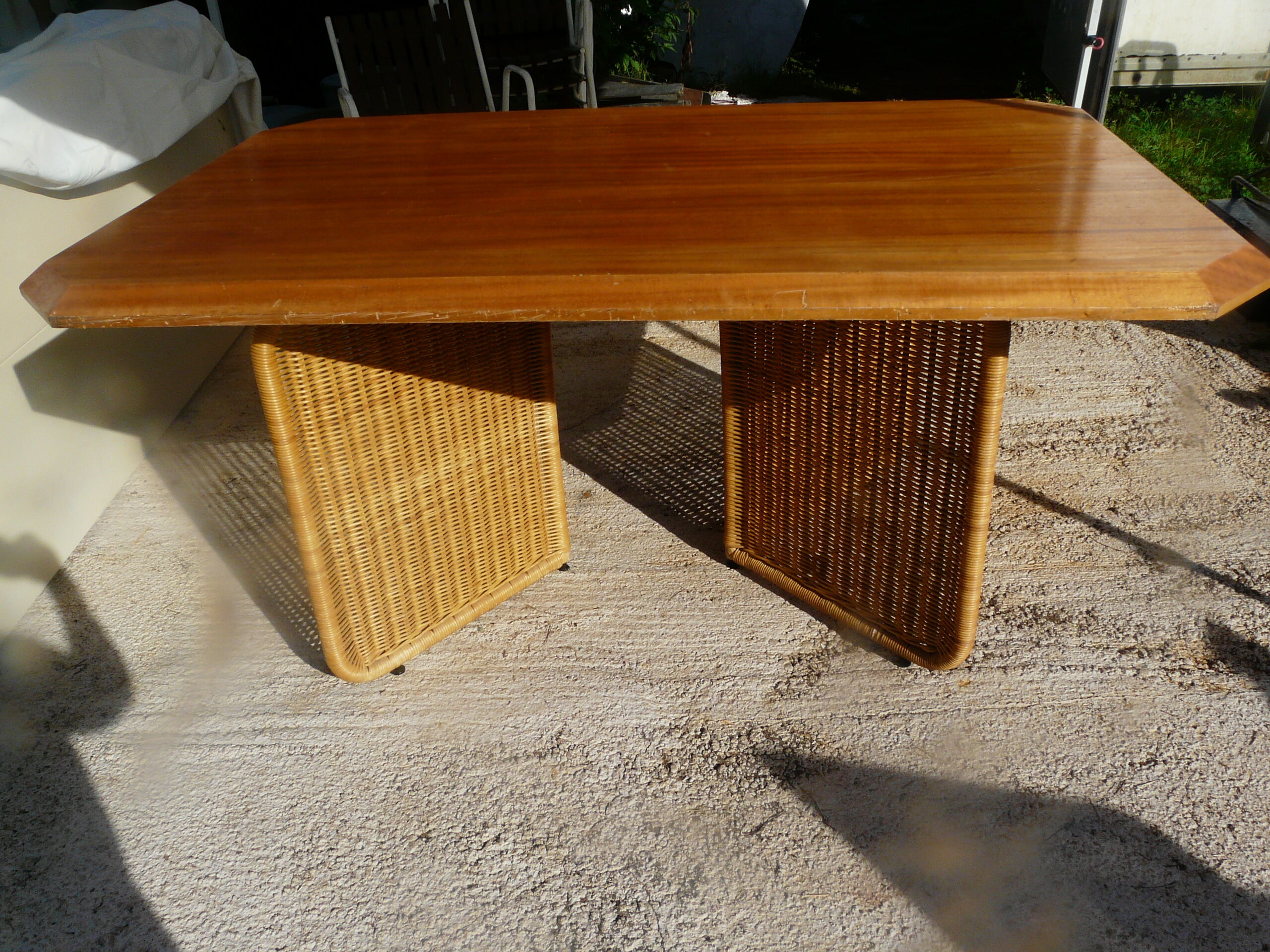 Table noyer bambou et rotin