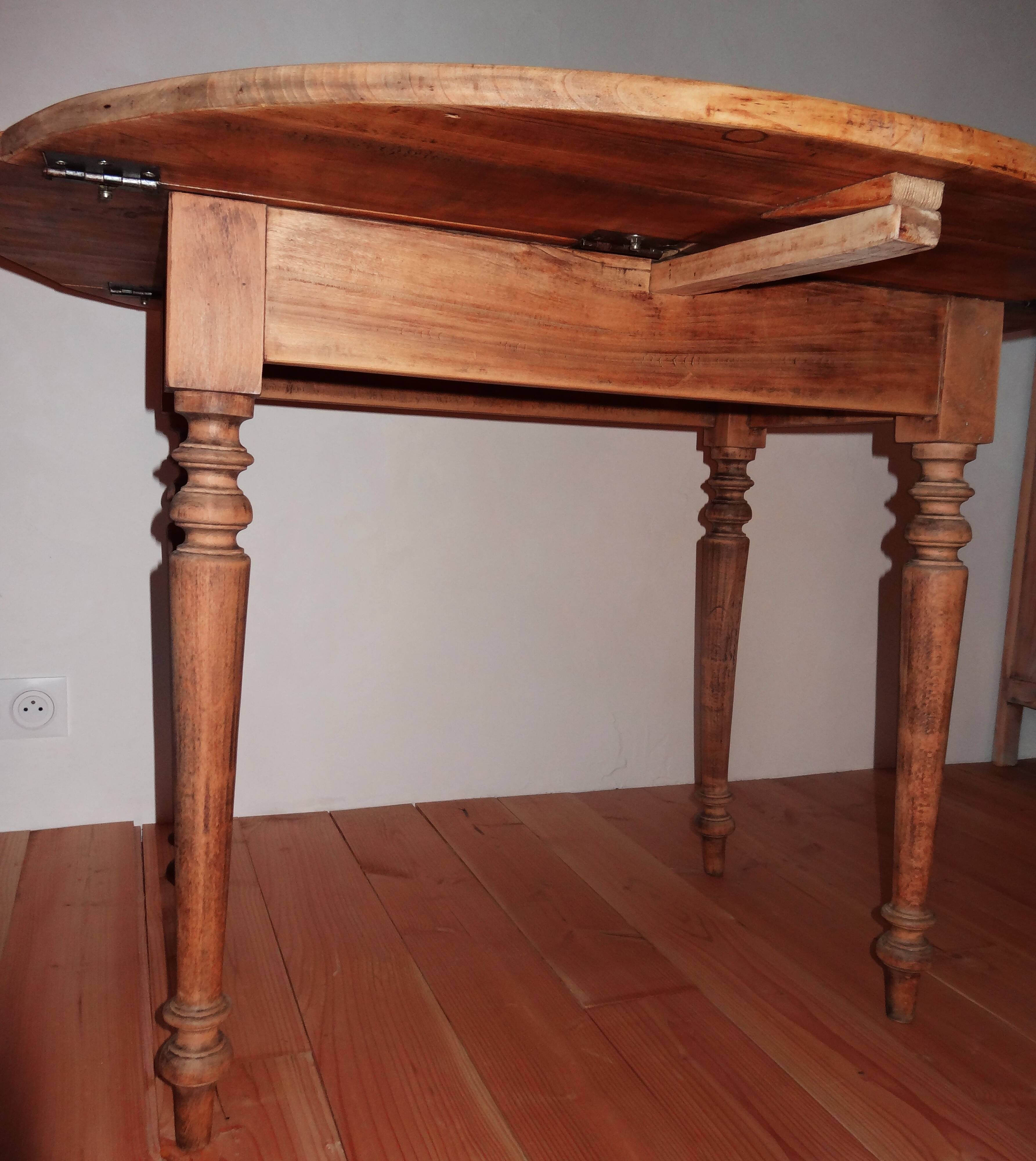 Round table with turned legs