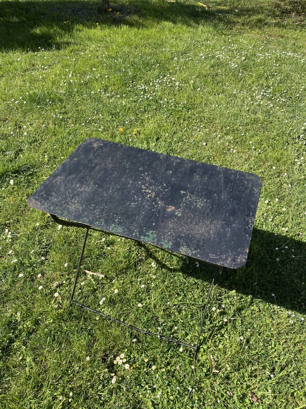 Ancienne table pliante en métal noir
