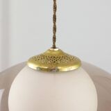 Lampe à suspension italienne en laiton, opaline et plexiglas de l'ère spatiale