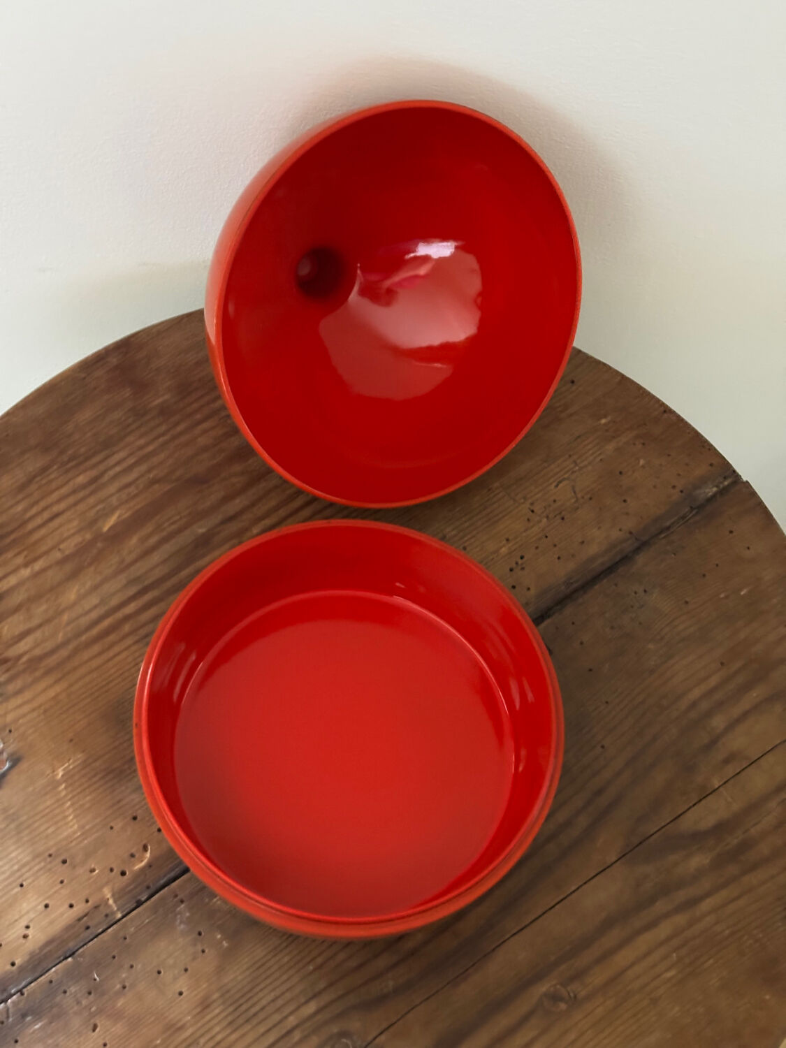 Vintage design 60s small round orange box