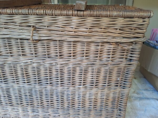 Malle en osier  de voyage xix fermoirs métalliques et poignets