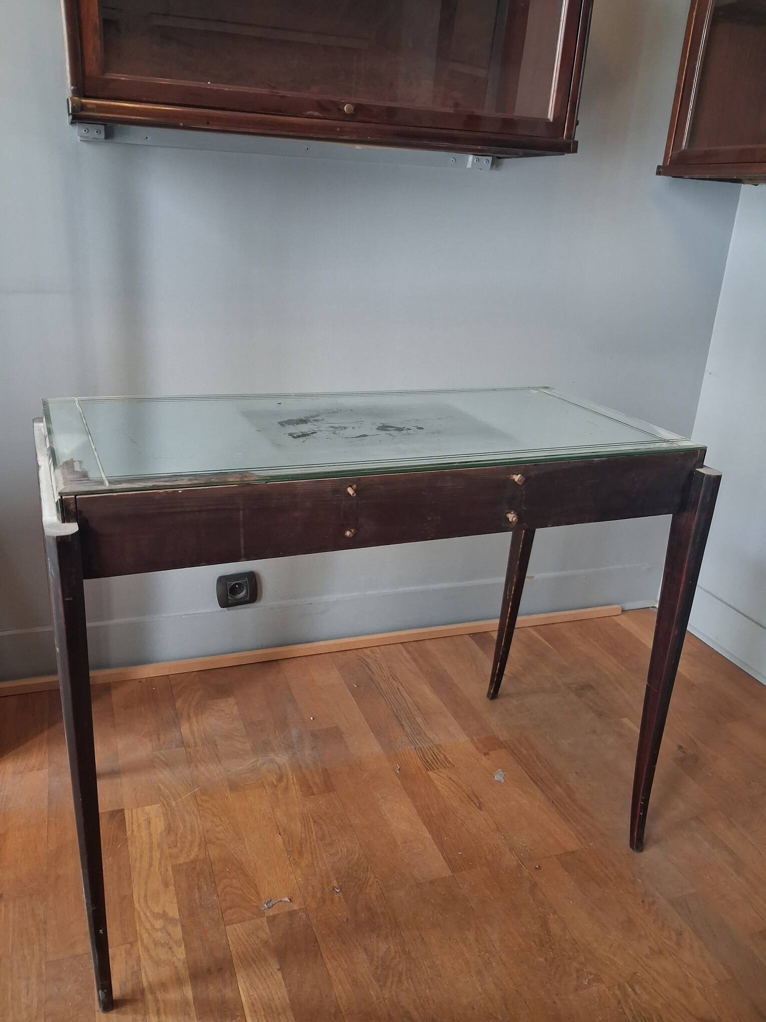 Venetian style desk