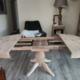 Round table with central leg