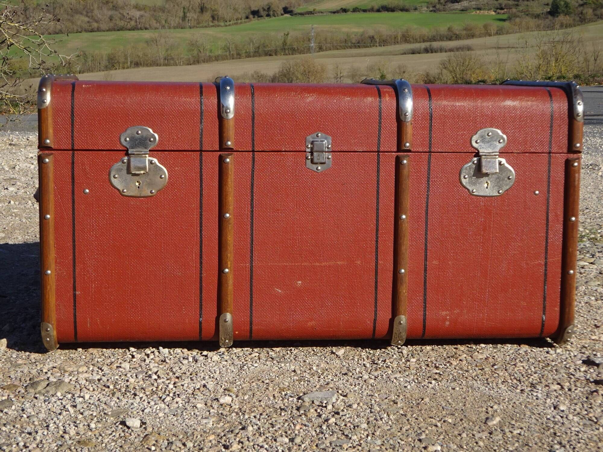 Ancienne malle de voyage cintrée