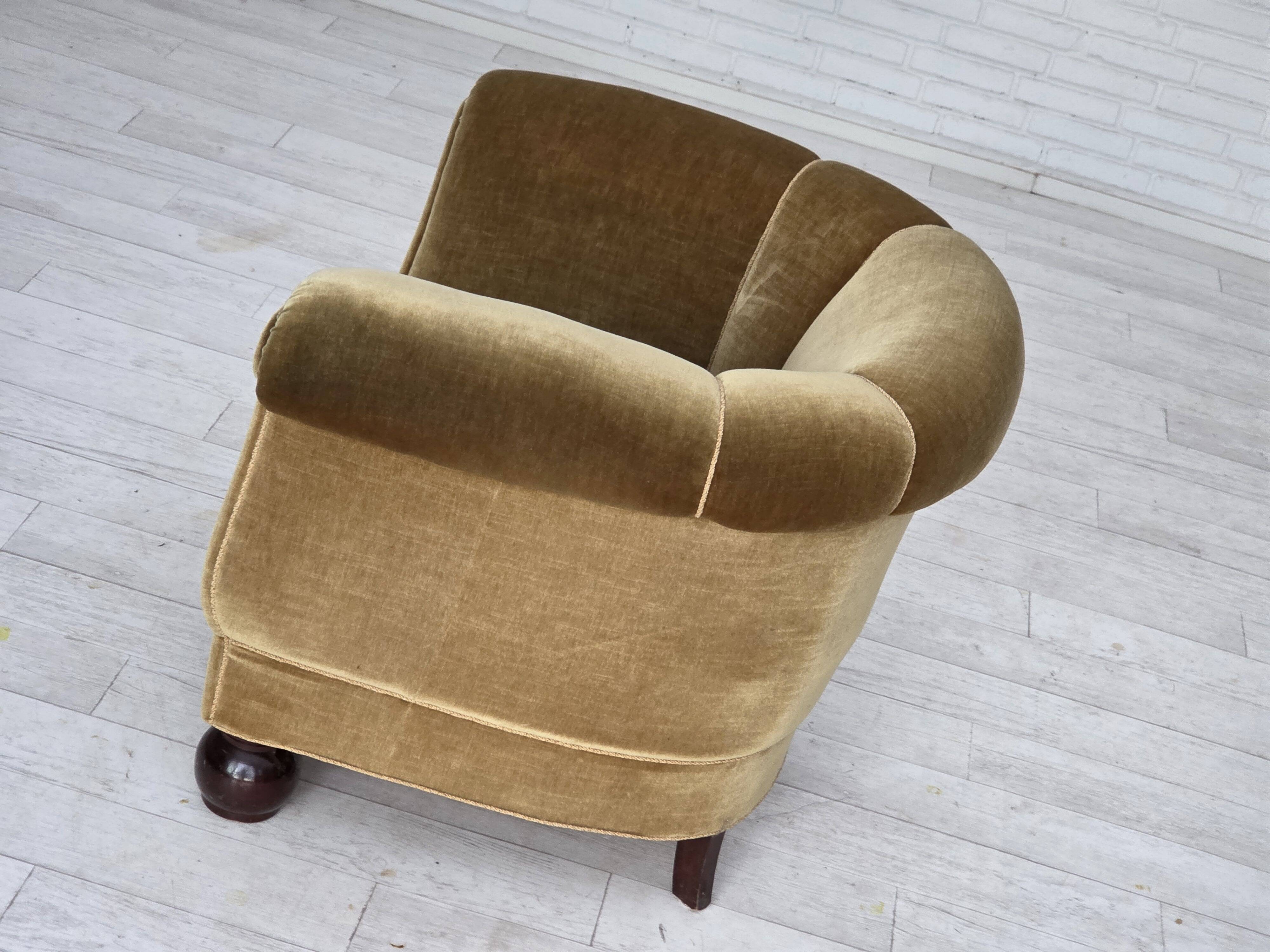 Fauteuil danois en velours vert clair et chêne, années 1960