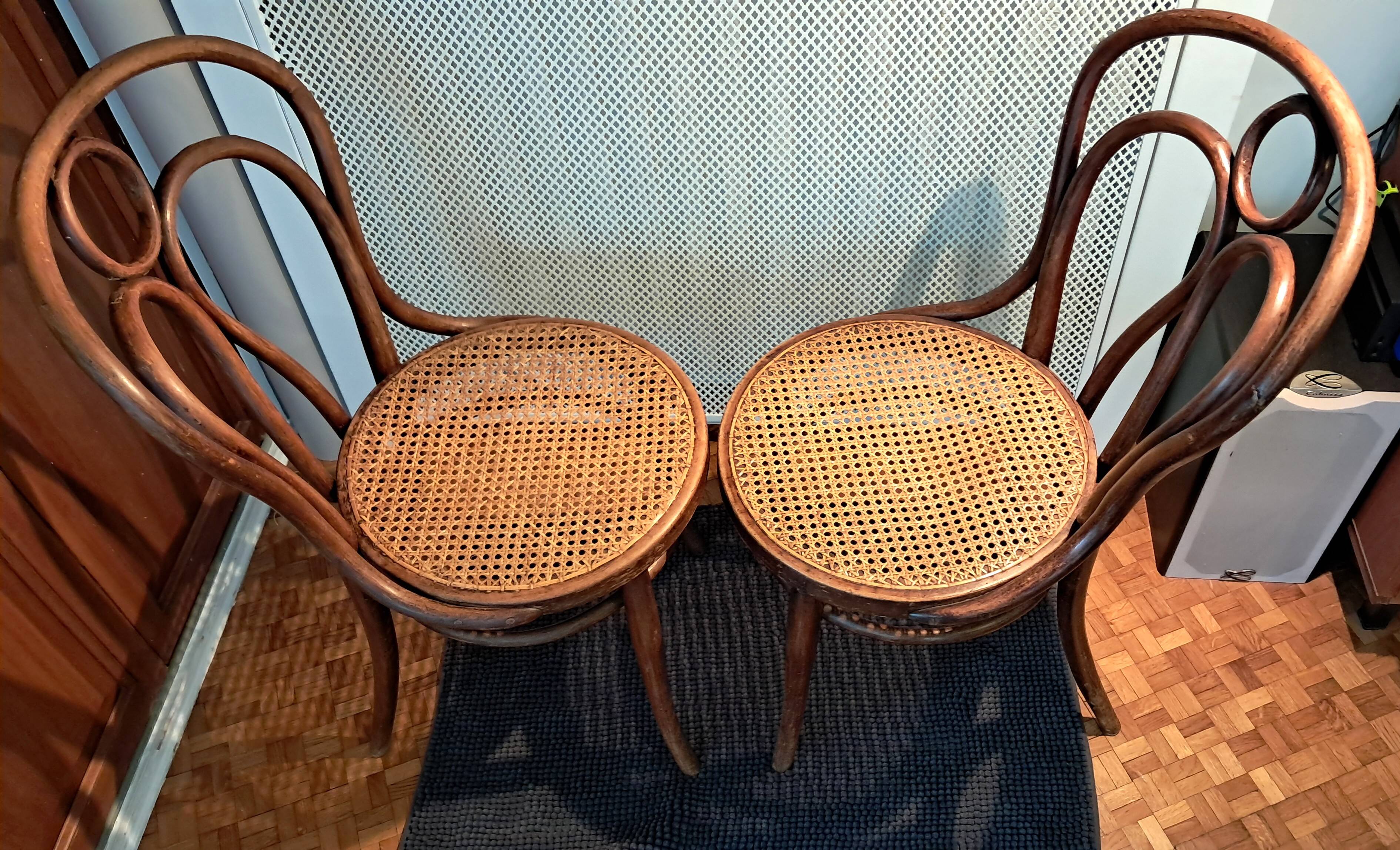 Pair of Thonet chairs No. 19 in beech from 1900;