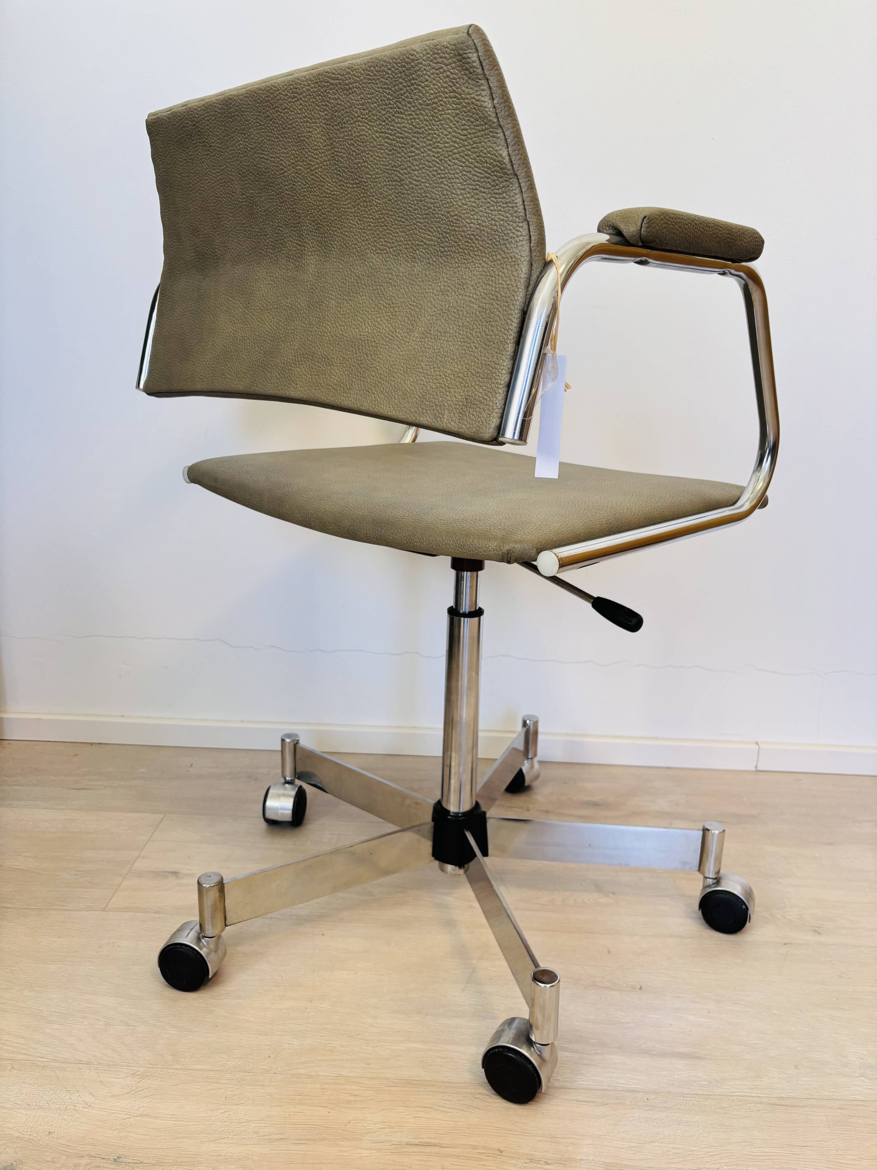 Chaise de bureau vintage kaki par Kovona K-380, Tchécoslovaquie années 1970.