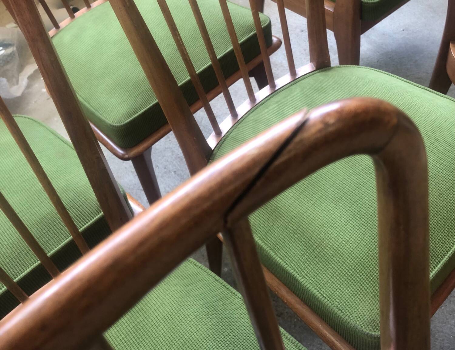 Ensemble de 6 chaises et 2 fauteuils de Charles Ramos