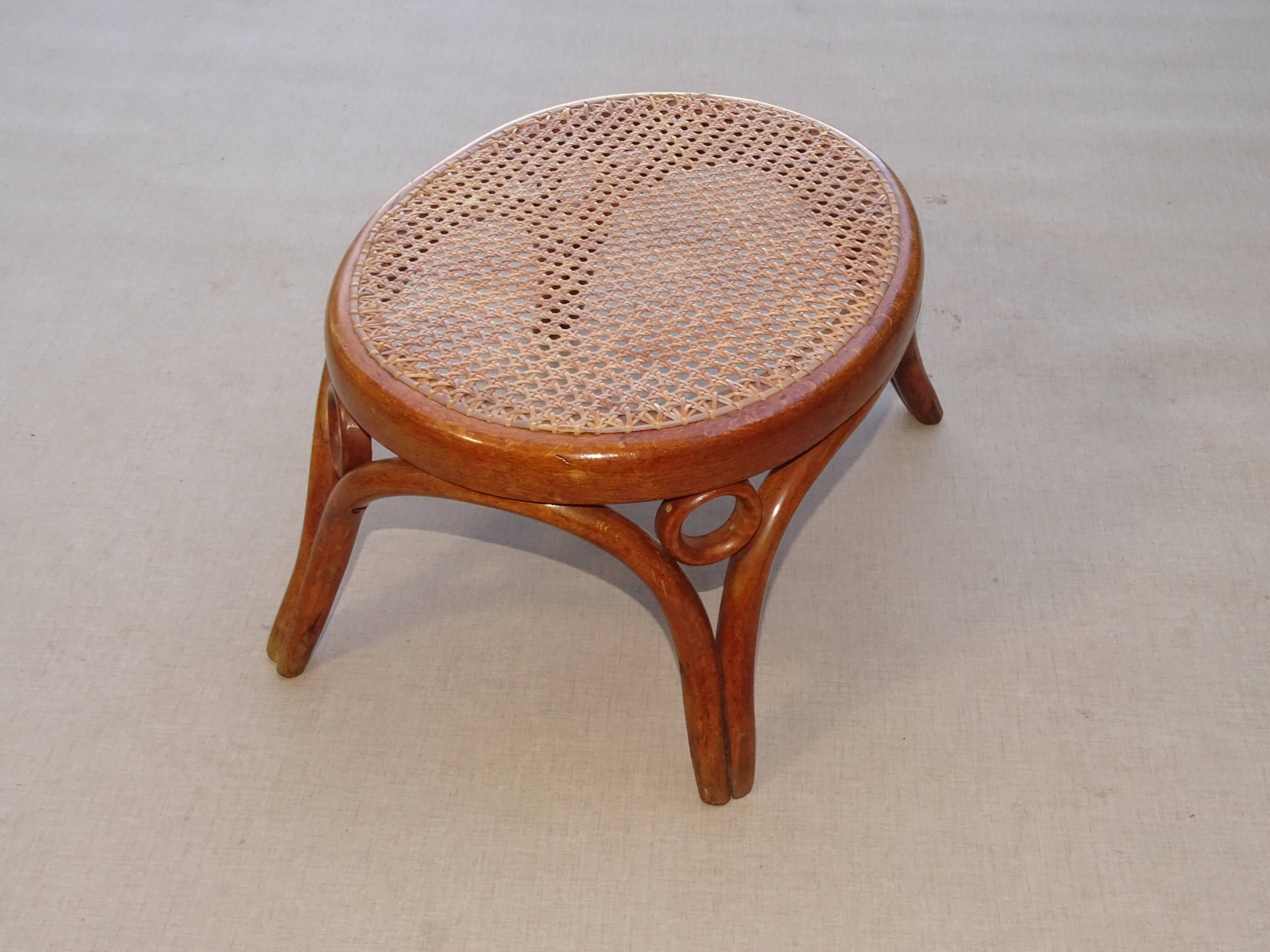 THONET footstool, footstool no. 3 from around 1900, in original condition.