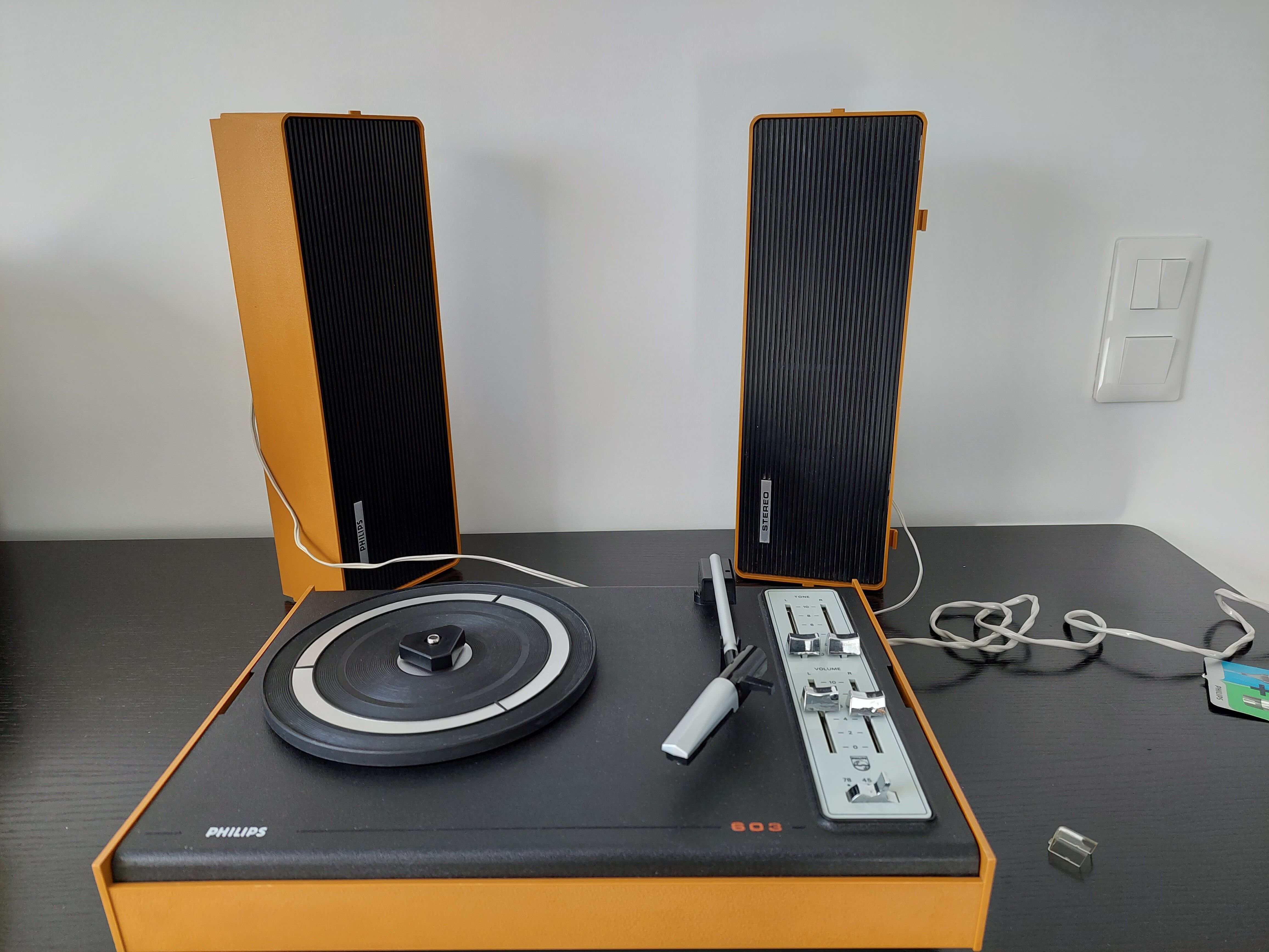 PHILIPS RECORD PLAYER