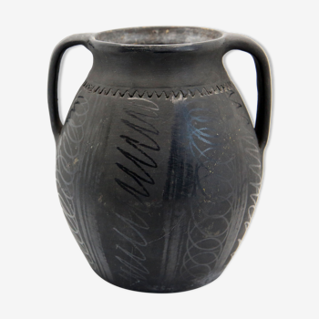 Pot en céramique noire à double anse de l'artisanat roumain