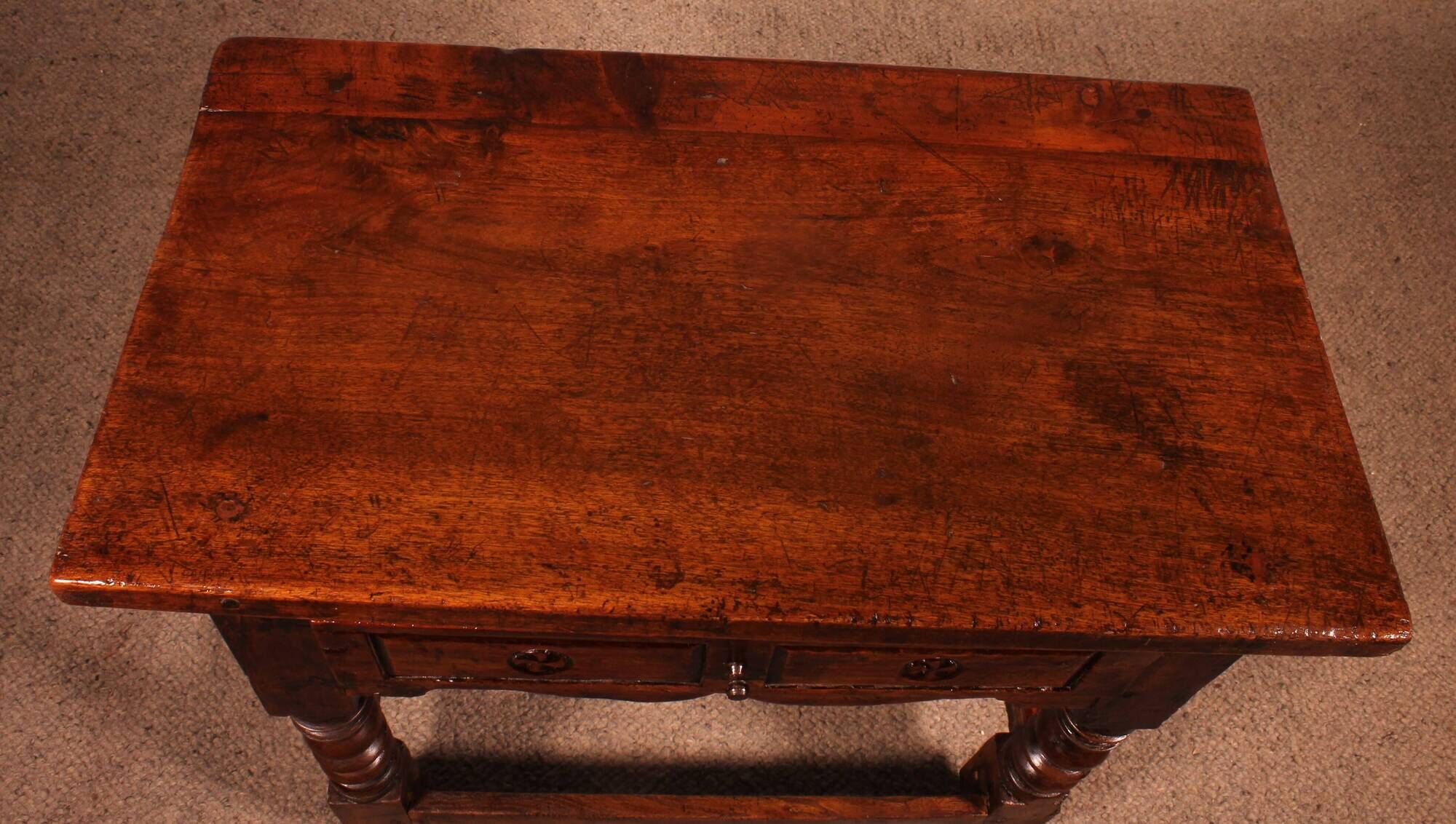 Spanish table from the 17th century in walnut.