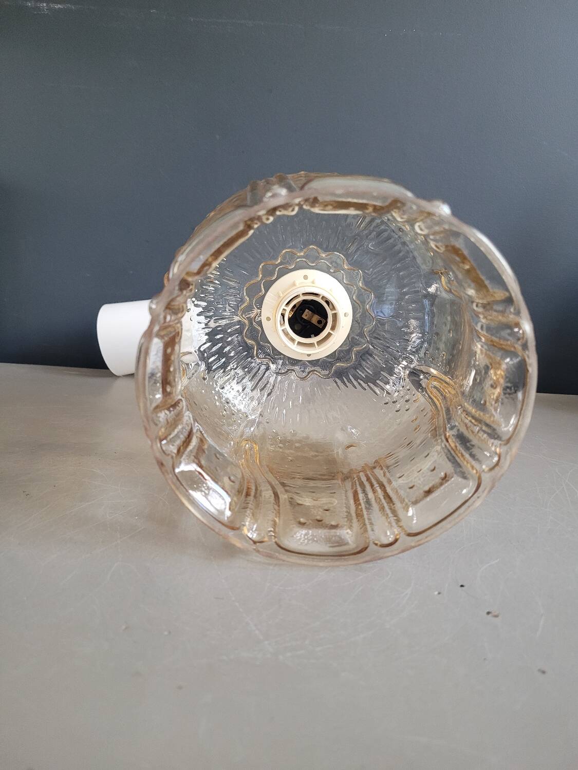 Suspension vintage en verre moulé ambré