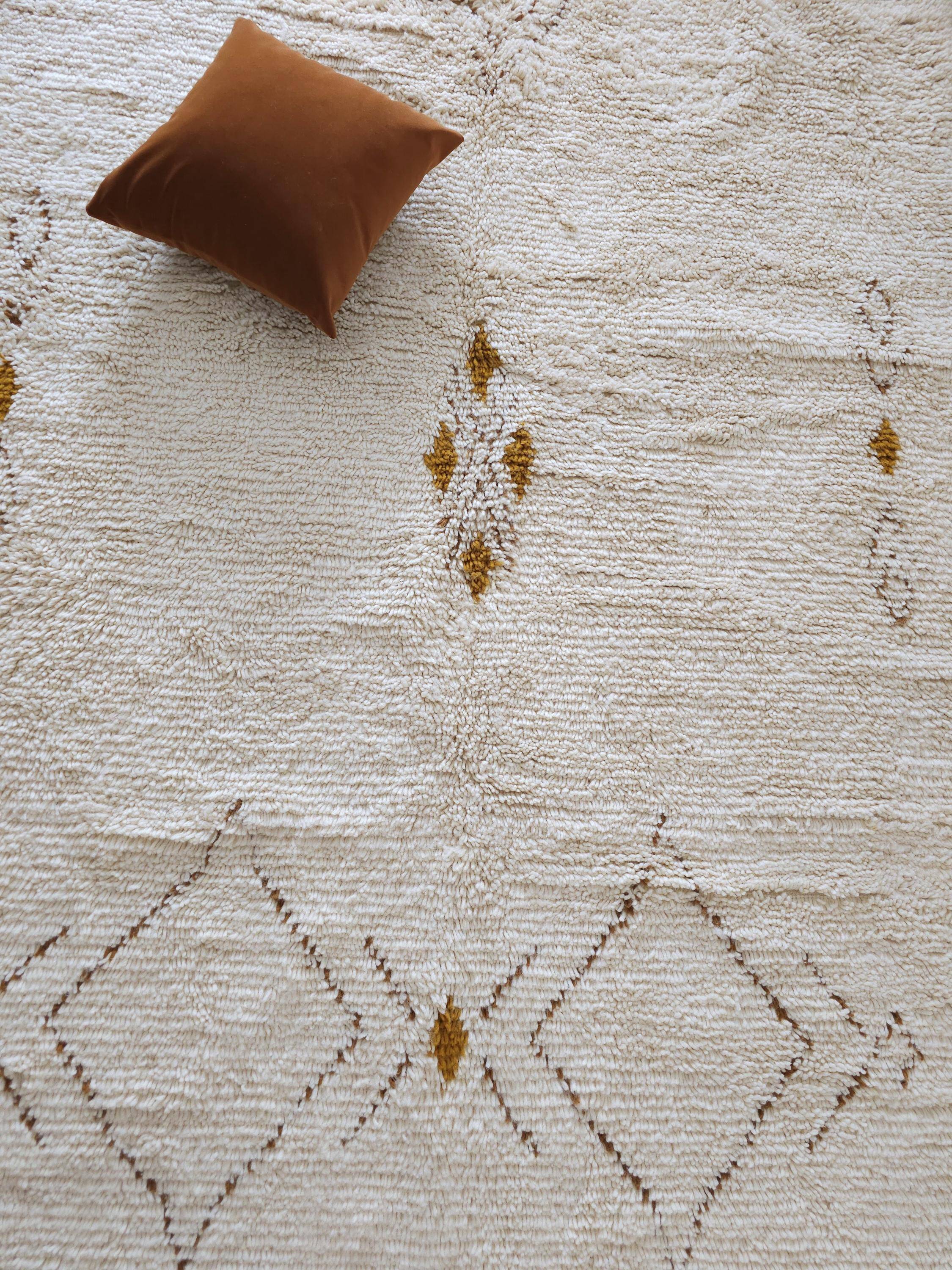 Large Moroccan rug made of natural wool, dimensions 250x150 cm, handmade.