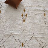 Large Moroccan rug made of natural wool, dimensions 250x150 cm, handmade.