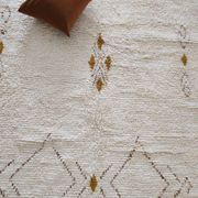 Large Moroccan rug made of natural wool, dimensions 250x150 cm, handmade.
