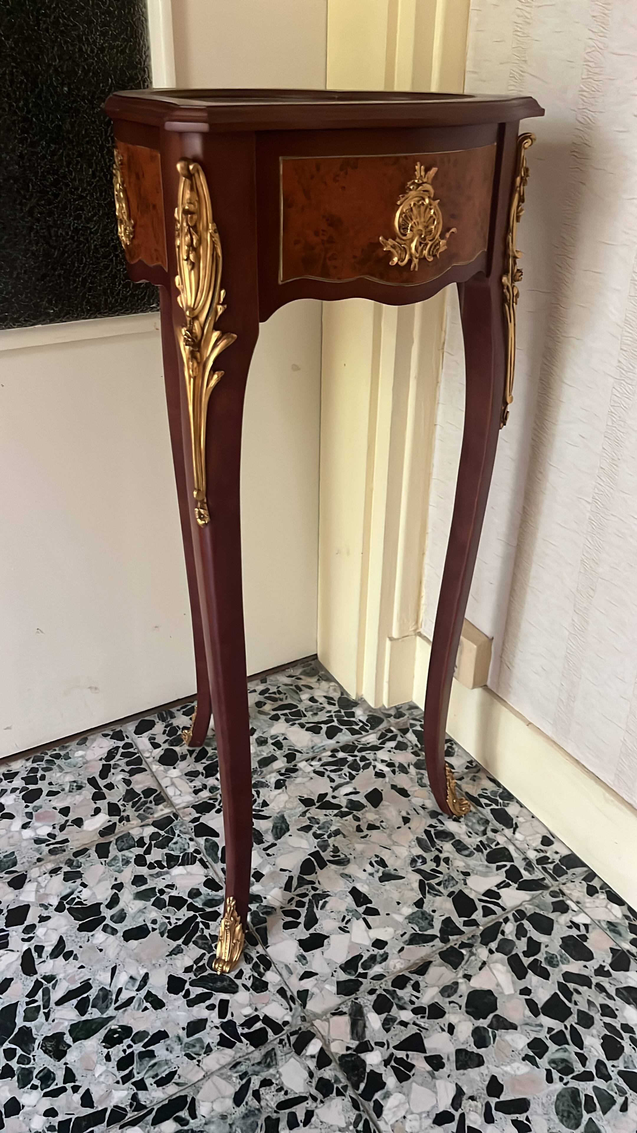 Display table collection Maison Fabergé marketed by Franklin