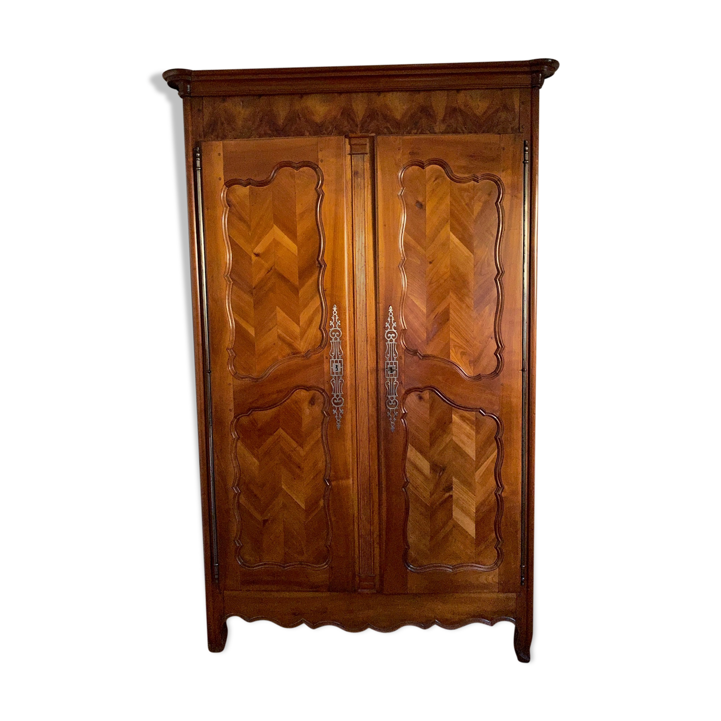 Very nice Louis XV cabinet in cherry