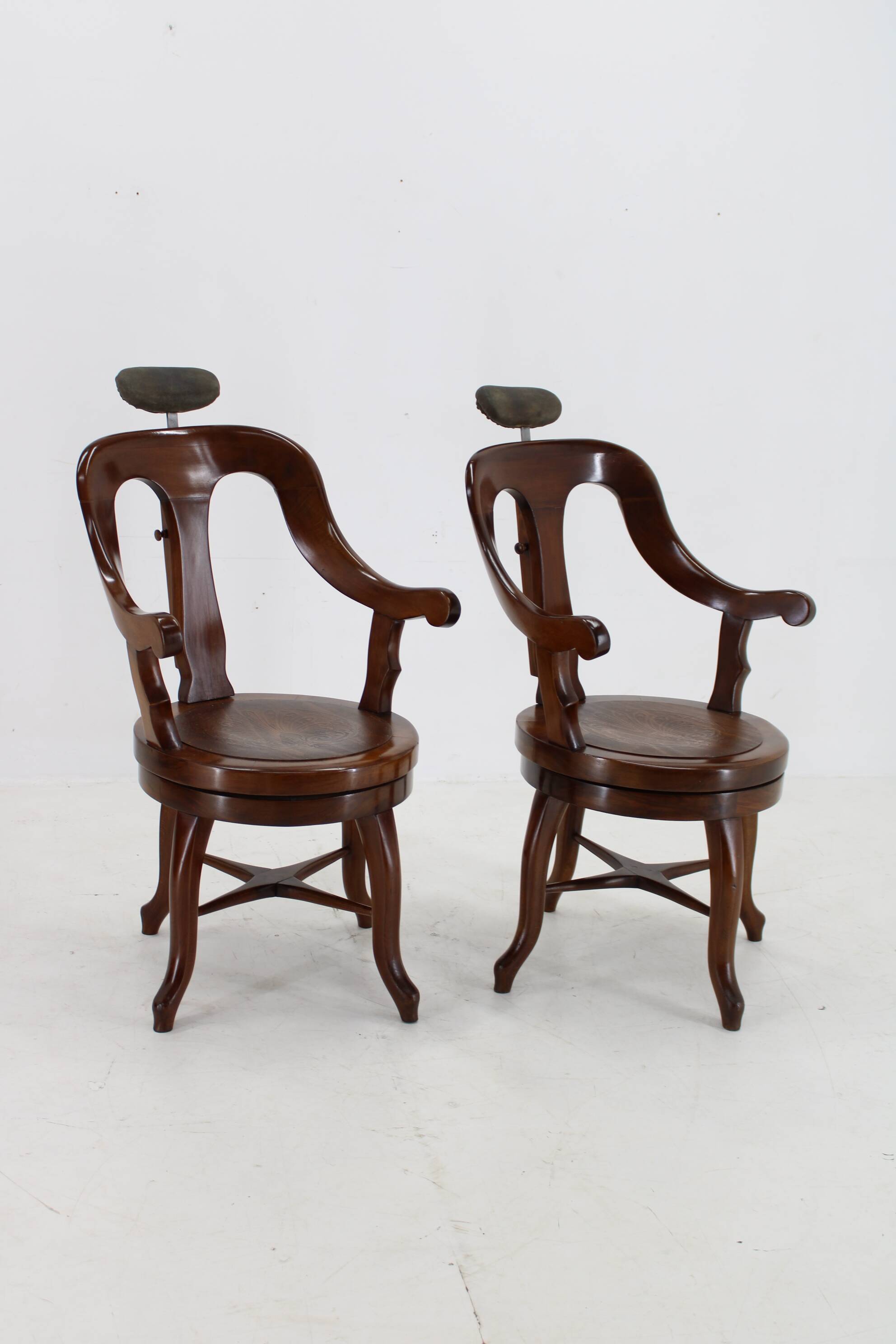 Chaise de barbier pivotante en hêtre restaurée des années 1920, Tchécoslovaquie