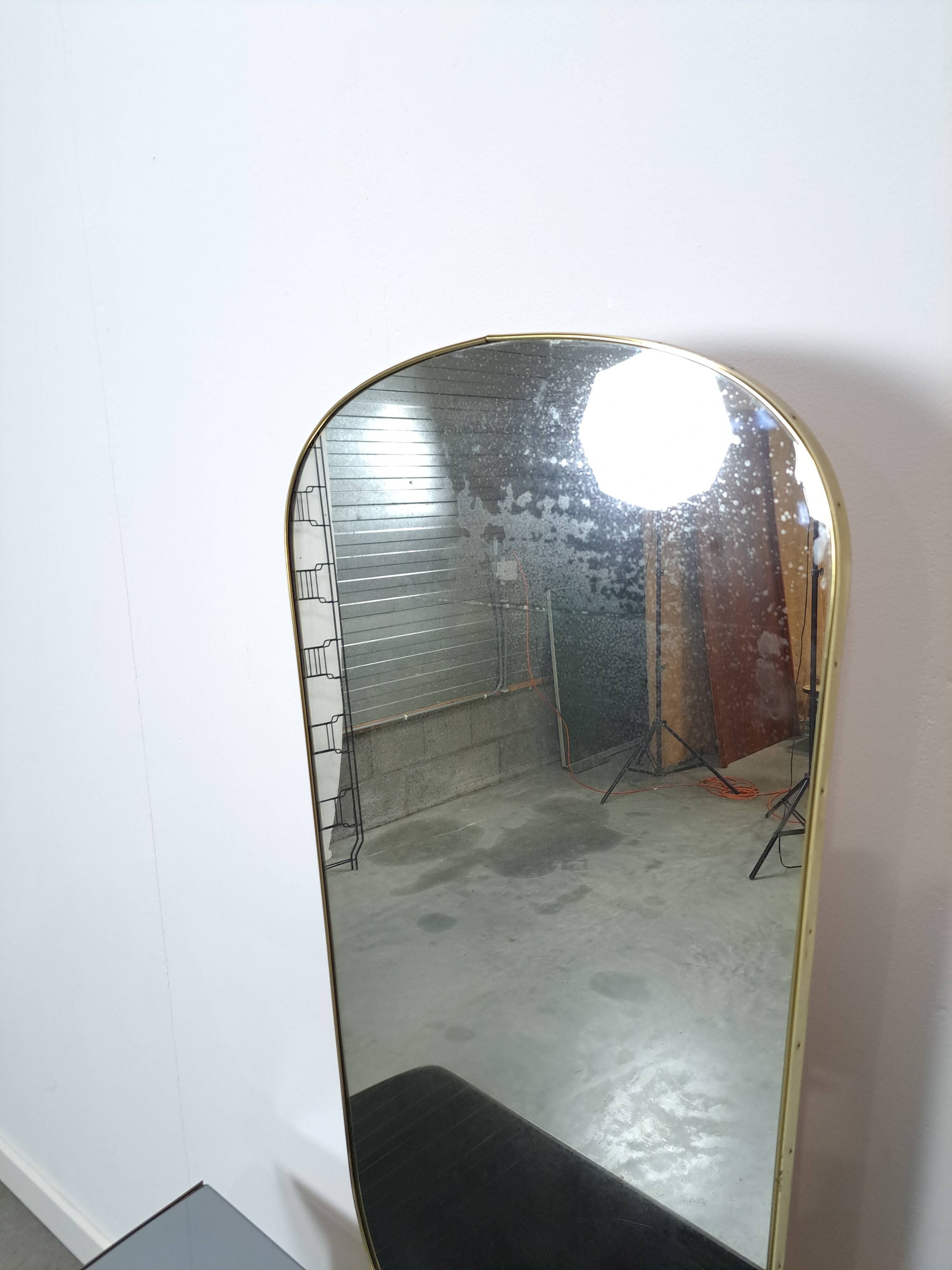 Sidetable met lades en grote spiegel met gouden rand, kaptafel