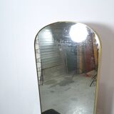 Sidetable met lades en grote spiegel met gouden rand, kaptafel