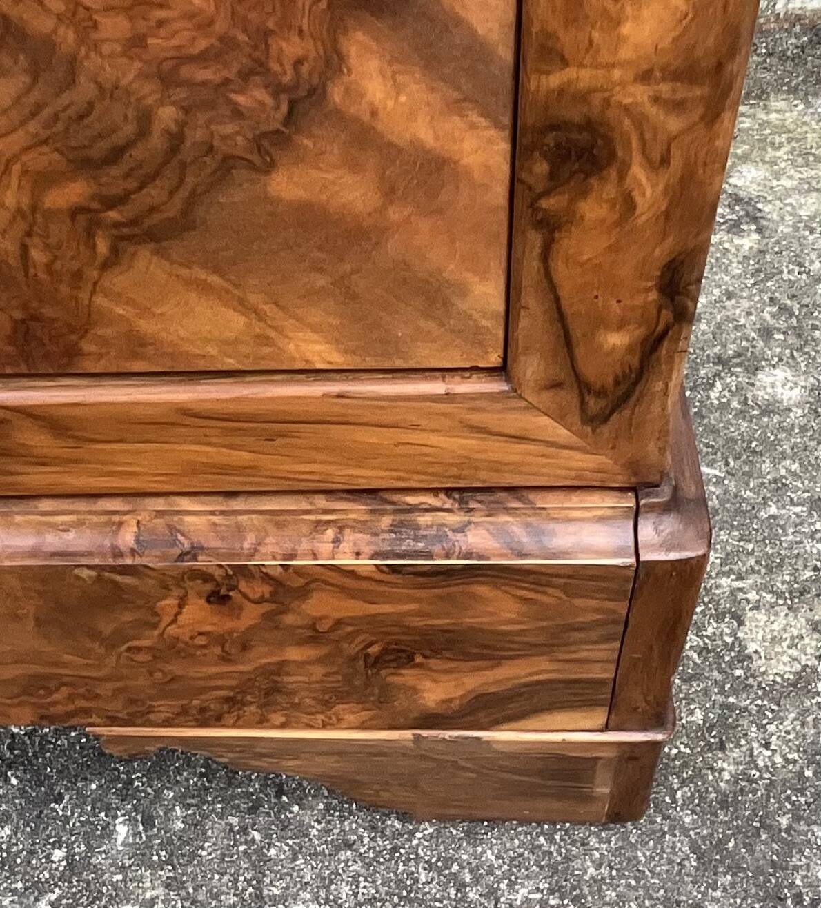 Louis-Philippe commode in walnut burl, Saint-Anne marble, mid-19th century.