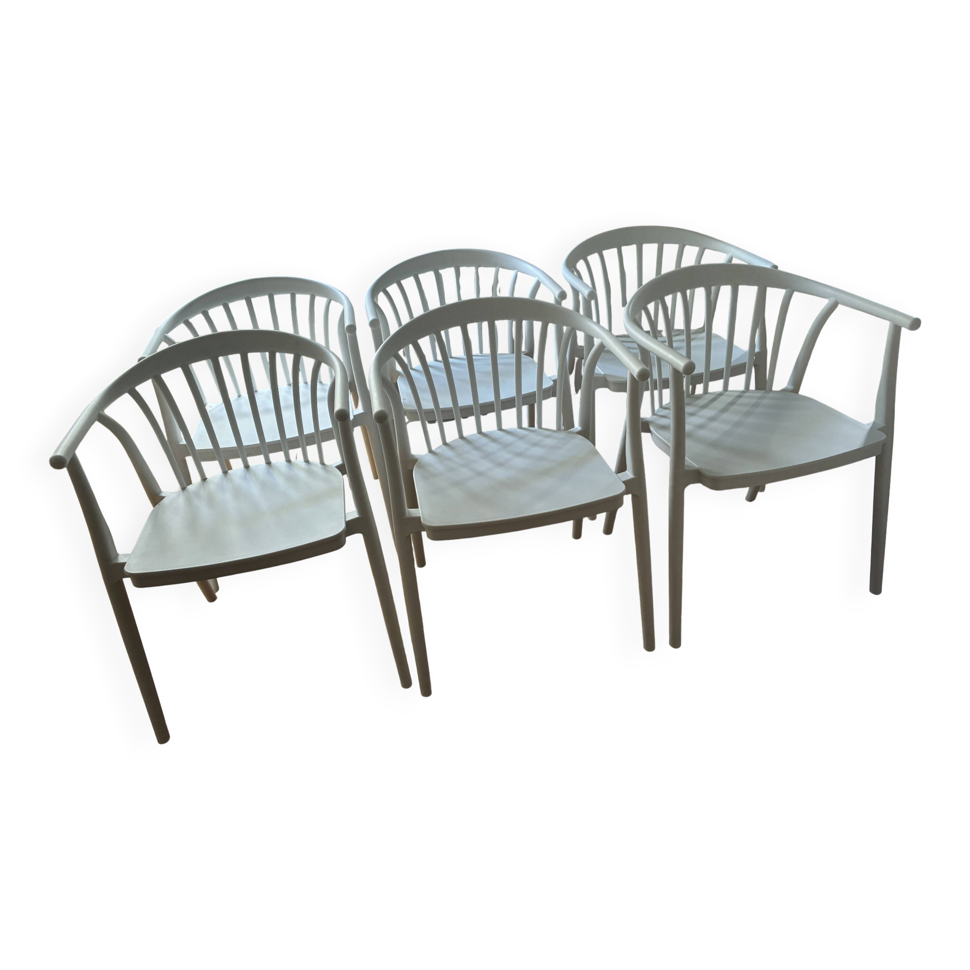 Chaises en bois peintes en blanc
