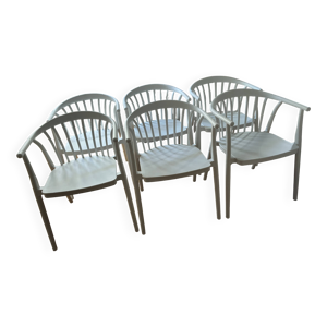 Chaises en bois peintes