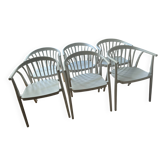 Chaises en bois peintes en blanc