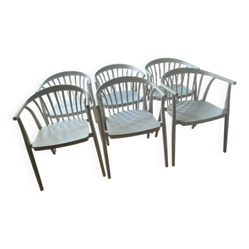 Chaises en bois peintes en blanc