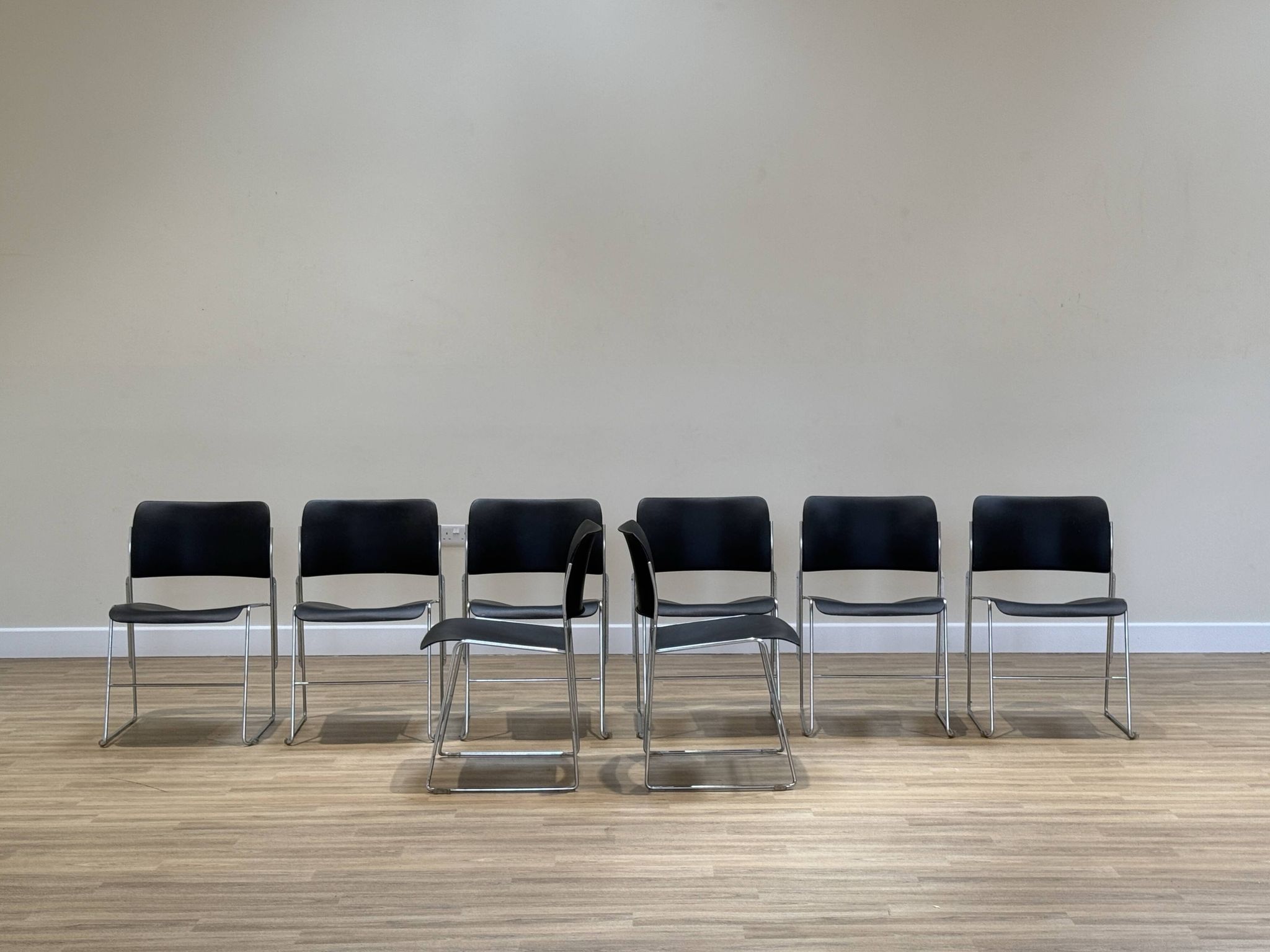Ensemble de 8 chaises par David Rowland (en métal noir)